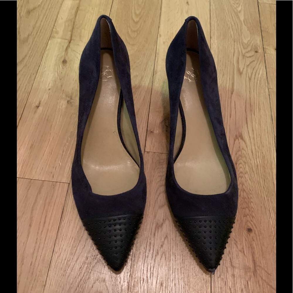 Low heeled navy suede pumps